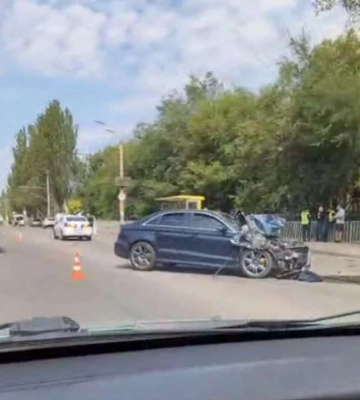 На Запорізькому шосе у Дніпрі маршрутка потрапила у потрійну ДТП: є постраждалі