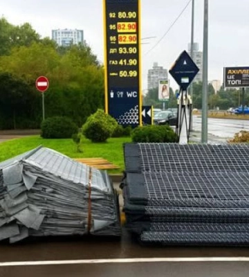 UKRNAFTA почала встановлювати габіони навколо АЗК у Києві