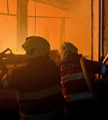 На Київщині через ворожі атаки горять склади