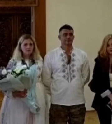 Пара в Києві одружилася на наступний день після влучання БпЛА в їх житло