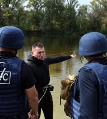 Як полтавські ДСНСники витягували ворожий дрон з водойми