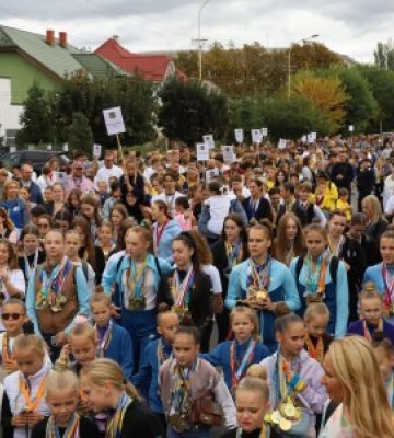 Майже тисяча атлетів ходою пройшли центром Ужгорода до Дня фізичної культури та спорту
