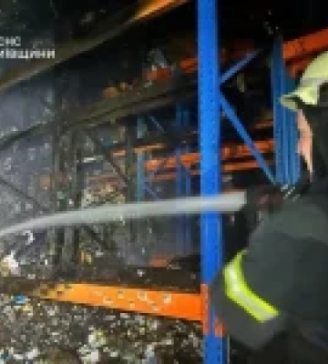 У Бориспільському районі вдруге обстріляли логістичний склад, рятувальники ліквідовують наслідки