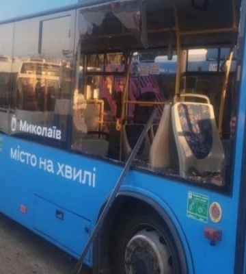Внаслідок ворожої атаки пошкоджено тролейбус, а через знеструмлення змінено рух