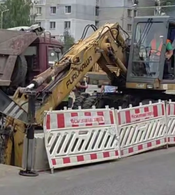 Матрац, сміттєвий бак і дитяча ванночка: що ще знайшли комунальники в каналізації Одеси, — ВІДЕО