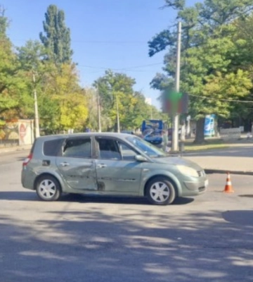 Не розминулися на перехресті: в Одесі зіткнулися автомобіль і мотоцикл