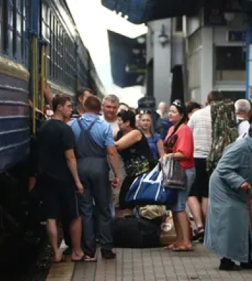 Більше 18 годин в очікуванні: масові затримки поїздів "Укрзалізниці" на Закарпаття та як вижити у стресі