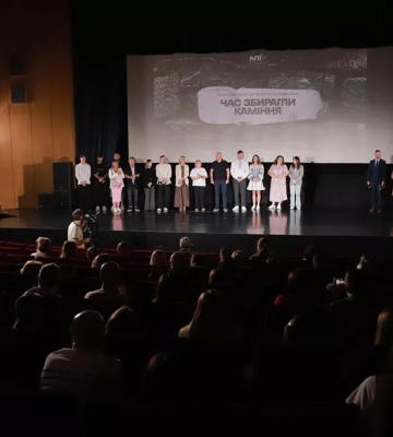 «Історія — це не про архіви й цифри. Це перш за все про людей». У Києві відбувся спецпоказ фільму «Час збирати каміння»