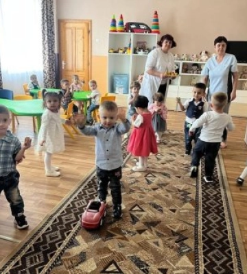 Ліжечка, матраци, одяг та іграшки: на Закарпатті благодійники знову допомогли дітям, які залишилися без батьківської опіки