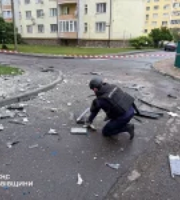 На Львівщині ДСНС обстежила місця влучань після ранкової атаки
