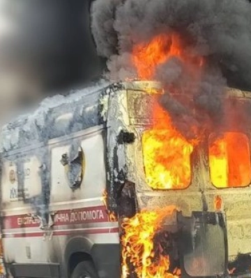Окупанти атакували дроном авто швидкої у Херсоні: постраждали двоє медиків, автомобіль вигорів вщент. ФОТО