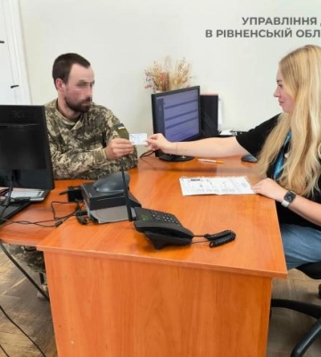 Військовому з Одещини оформили паспорт на Рівненщині