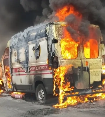 В Херсоне дрон попал в машину скорой помощи: автомобиль сгорел дотла