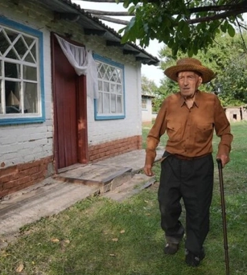 У майже 102 роки читає без окулярів та доглядає город. Житель Полтавщини розкрив секрет довголіття
