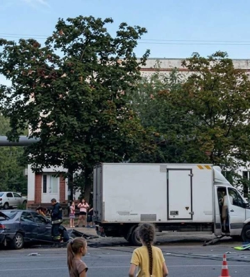 В Днепре грузовик после столкновения снес столб: момент ДТП попал на видео
