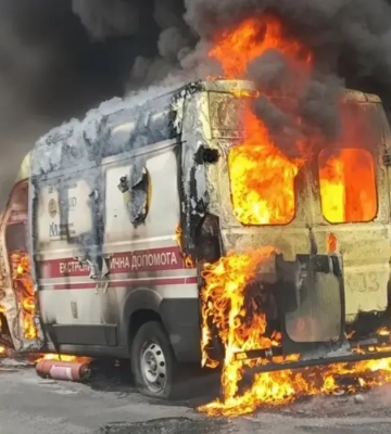 Росіяни вдарили дроном по швидкій у Херсоні, двоє медиків поранені