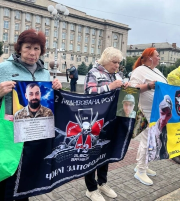 Черкащани зібралися на площі в центрі міста на акцію «Не мовчи – полон вбиває»