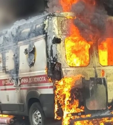 Авто вигоріло вщент: РФ влучила в карету швидкої в Херсоні, є постраждалі