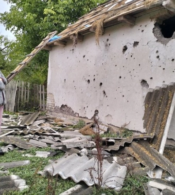 Напівзруйновані подвір'я, вибиті вікна та пробиті стіни: як на Ковельщині оговтуються після ворожої атаки