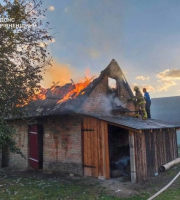 На Рівненщині горіла господарська будівля та дві сотні тюків соломи (ФОТО)