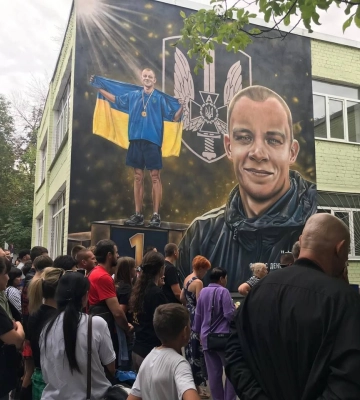 Чемпіон світу та захисник України: у Харкові відкрили меморіальну дошку Денису Фуртасу 