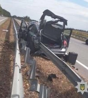 На Полтавщині легковик протаранив відбійник: водій отримав травми