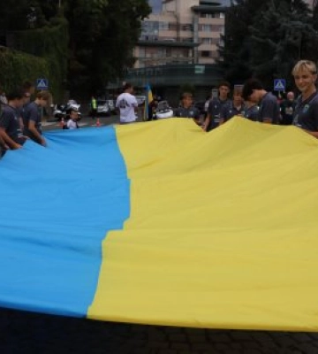 Прапори 26 країн і 25-метровий стяг: в Ужгороді відбувся «Парад націй» на підтримку України (відео)