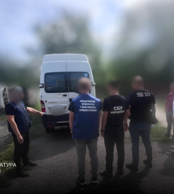 Службове авто, 14 тисяч євро і маршрут до кордону: викрито двох військових на Закарпатті
