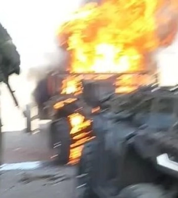 Окупант спочатку зняв палаючий квадроцикл, а потім допоміг пораненому поплічнику: "Фипка у#бала, с#ка". ВIДЕО