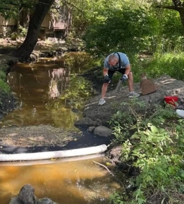 У річці на Київщині після атаки дронів виявили небезпечні речовини