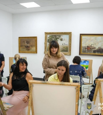 Поліцейські психологи Рівненщини провели арттерапію для дружин Героїв