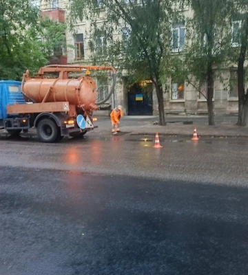 В Одесі розчищають дощоприймачі для запобігання підтопленням через негоду