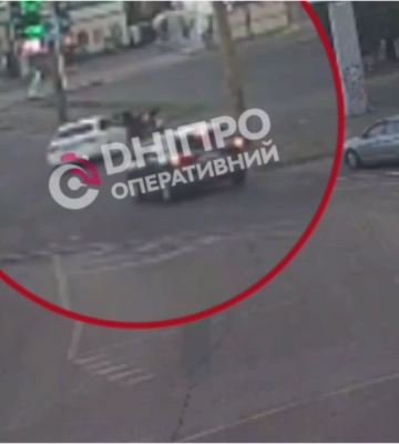 В Днепре на Запорожском шоссе легковушка сбила мотоциклиста и протащила его к обочине