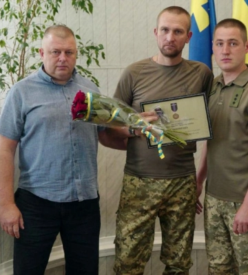 У Кобеляках вручили державні та відомчі нагороди воїнам та їхнім родинам