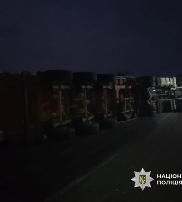 На трасі Одеса — Рені перекинулася вантажівка з напівпричепом 