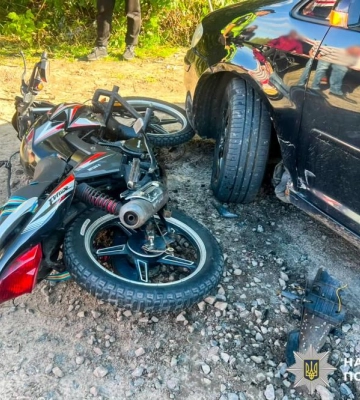 На Рокитнівщині внаслідок ДТП за участі автомобіля та мотоцикла травмувалися троє осіб