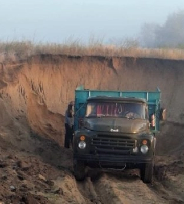 На Миколаївщині спіймали трьох нелегальних копачів піску