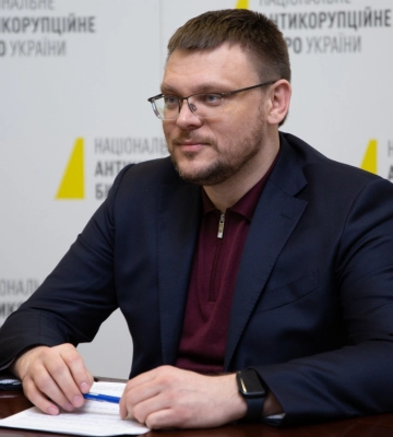 Кравченко начал публиковать материалы дел в отношении директора НАБУ