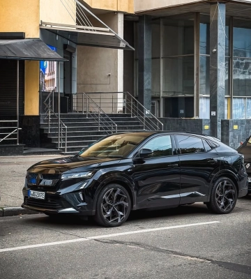 Как у Макрона: в Киеве заметили более доступный 300-сильный аналог BMW X4 от Renault 