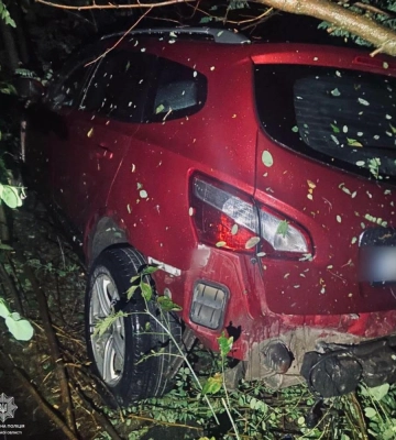 На Рівненщині водійка не впоралась з керуванням і в’їхала в дерево