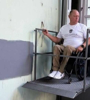 Тактильна плитка, з’їзди та підйомники: в Одесі перевірили майже готовий безбар’єрний маршрут
