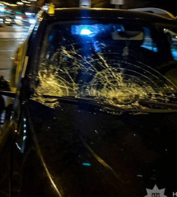 У Запоріжжі водій Renault наїхав на чоловіка та неповнолітню дівчину: подробиці ДТП