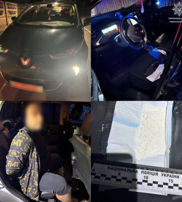 У Рівному патрульні у салоні авто виявили згорток із порошкоподібною речовиною, ймовірно, наркотичною