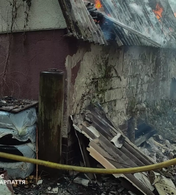 В Ужгороді рятувальники ліквідували пожежу в дачному будинку