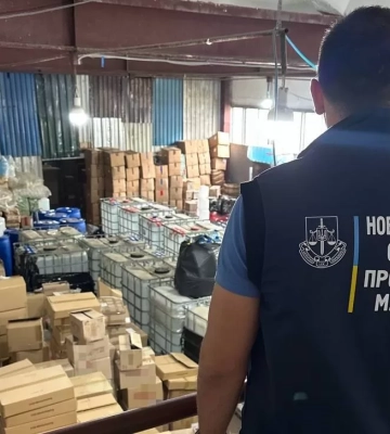 130 тонн підробленої косметики та парфумів «світових брендів»: у Харкові накрили підпільне виробництво