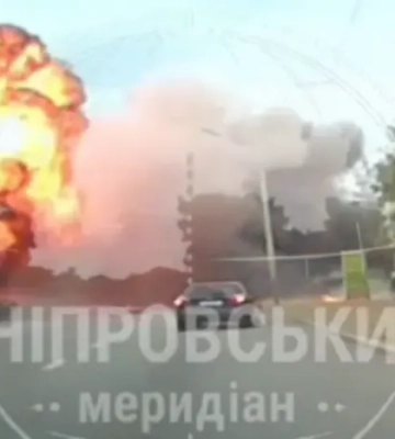 Момент удару РФ по автівках у Павлограді потрапив на відео