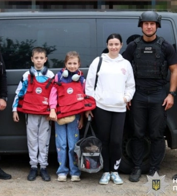 Із передмістя Херсона вдалося евакуювати матір із двома дітьми