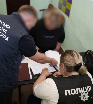 В Одеській області жінка та її співмешканець створювали порнографічний контент з 6-річним хлопчиком: поробиці