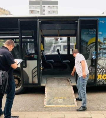 Автобуси далеко від бордюру: у Львові перевізникам виписали 70 штрафів