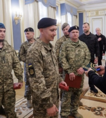 Зеленський вручив нагороди танкістам